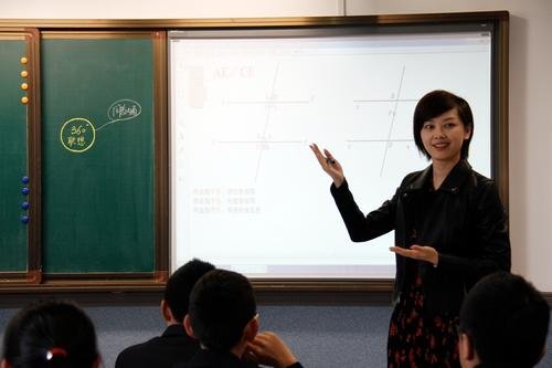 老师给学生加油手机掉进下水道，为何网友纷纷觉得搞笑？