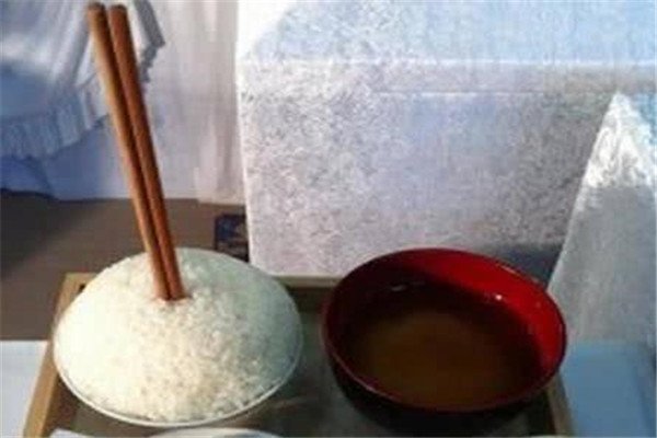 吃饭不能把筷子插在饭上,为何会有这种习俗?