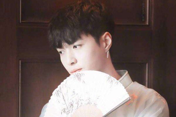 张艺兴凭借什么成为CK全球首位双代言人？