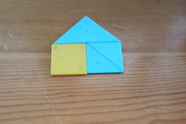 用四块七巧板拼一个四边形可以怎样拼？能拼成五边形六边形吗？