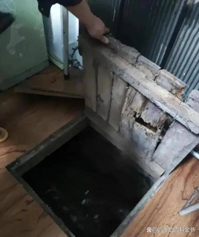 男生换宿舍,意外发现地板下暗藏地道,这到底是怎么回事呢?