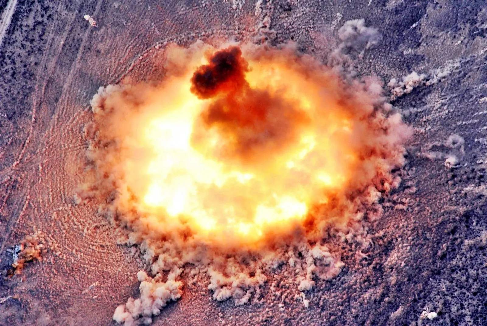 安徽一中学工地挖出炸弹，现场勘察时还在冒白烟，这炸弹还有可能爆炸吗？