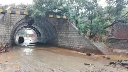 石家庄遭遇暴雨袭击：桥洞竟变“水帘洞”，是否会引发洪灾？
