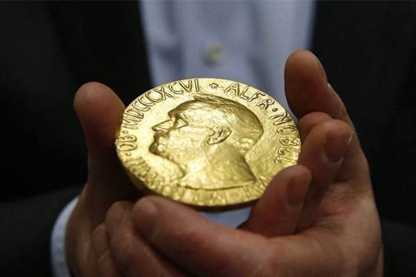 因为接电话错过诺贝尔奖的人是谁？