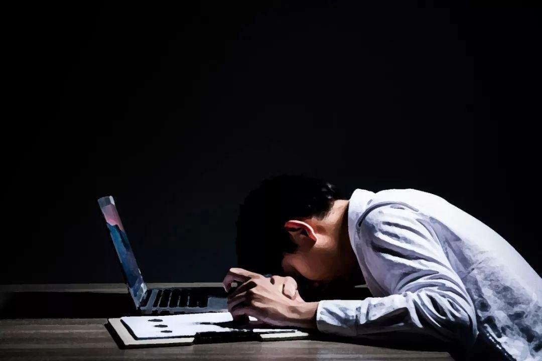 河北一司机汽车不慎落水，等救援还不忘做生意，透露出了成年人的哪些无奈？