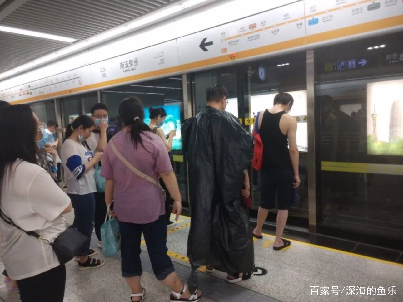 在郑州地铁5号线车厢里给大家鼓劲儿的女子去世了，她是如何“掉队”的？