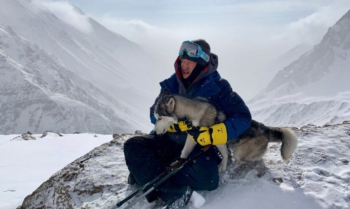 吴京参加活动冷到在原地转圈圈,这么怕冷的他是怎么拍出在雪地里的画面的?