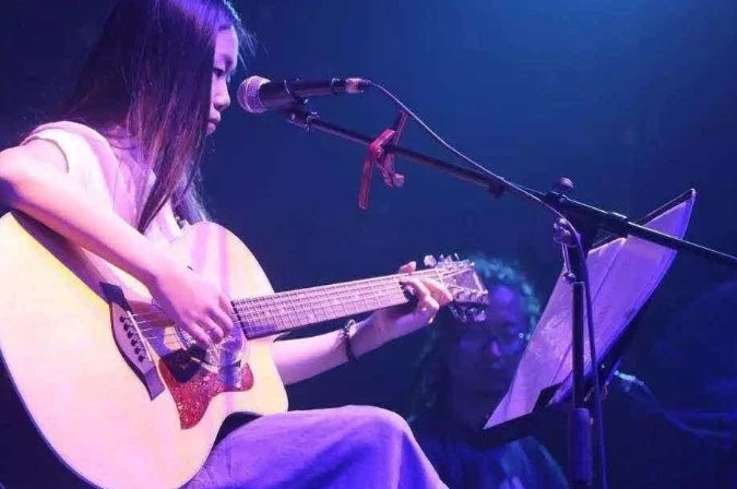 我就静静地看着你装逼是什么歌的歌词？