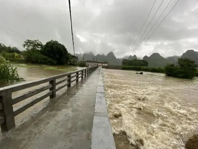 忻城多名学生上学途中被洪水冲走,2人死亡,导致悲剧发生的原因是什么?
