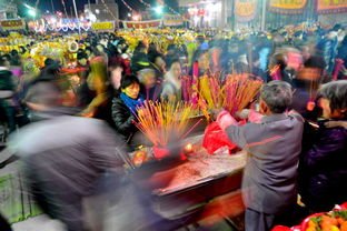 为沾灵气偷功德箱,人们为何迷信?