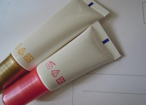 化妆品尾部的黑条,白条,蓝条是什么意思