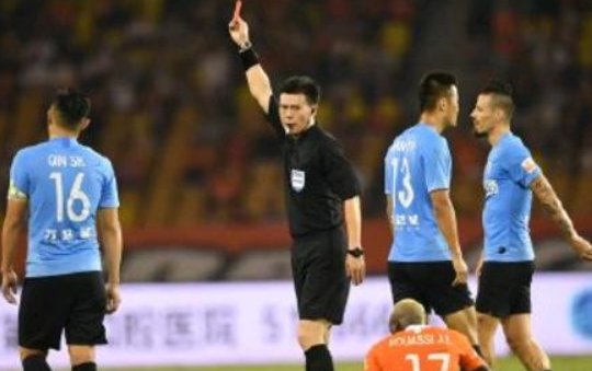 前国脚辱骂裁判被禁赛10场罚10万,这样的处罚你觉得合理吗?