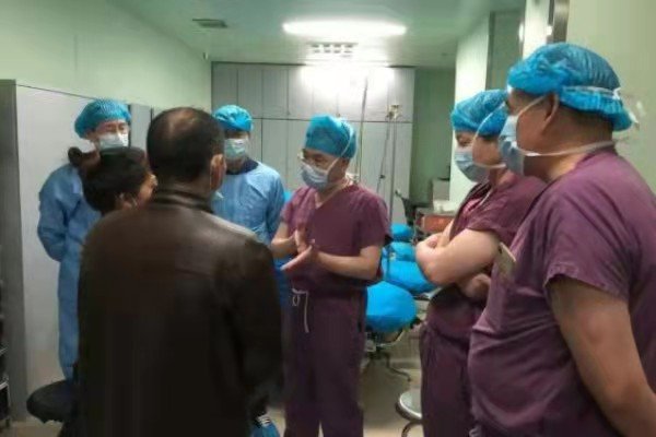 想大口喝矿泉水长沙女孩的双腿保住了，女孩是如何在那场故事中幸存下来的？