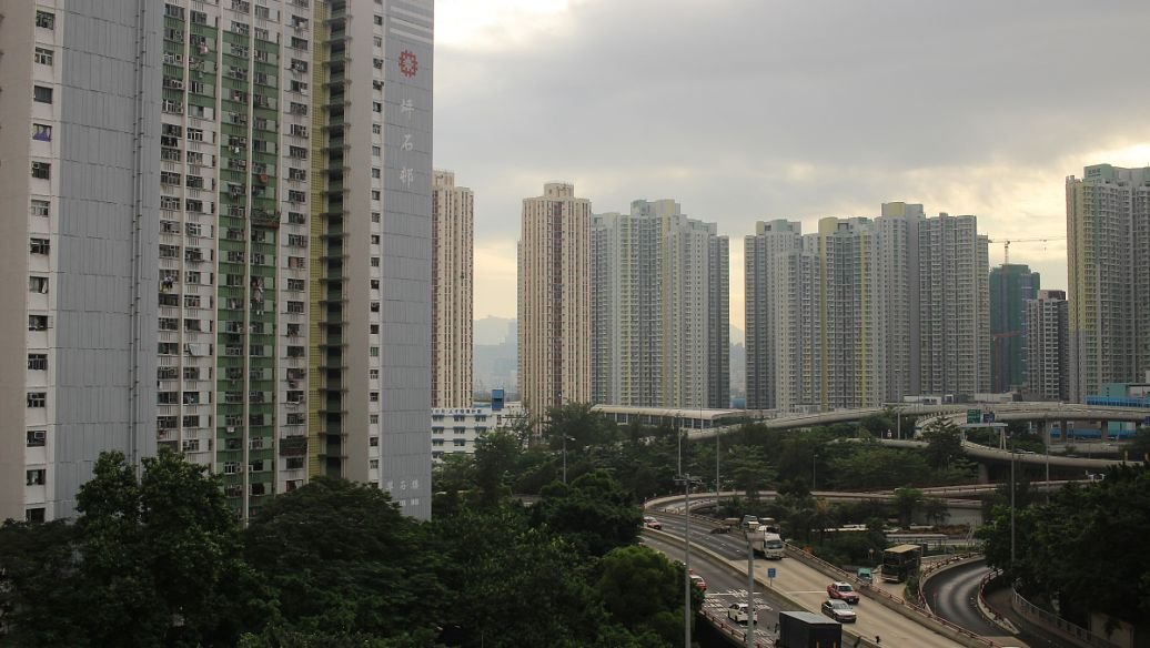 买楼房要正中间的好 还是两边的好