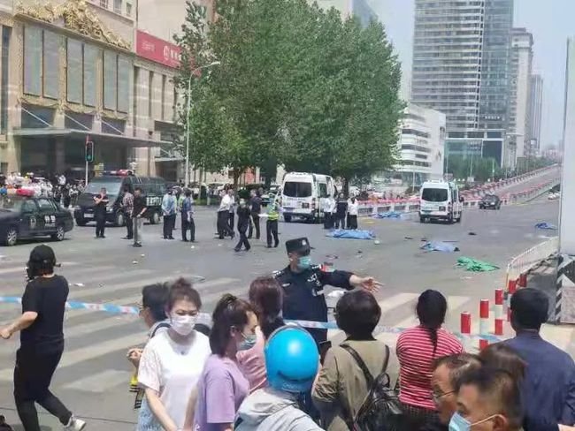 大连通报宝马故意冲撞人群，肇事者系报复社会，肇事者到底该怎么罚？