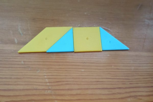 用四块七巧板拼一个四边形可以怎样拼？能拼成五边形六边形吗？