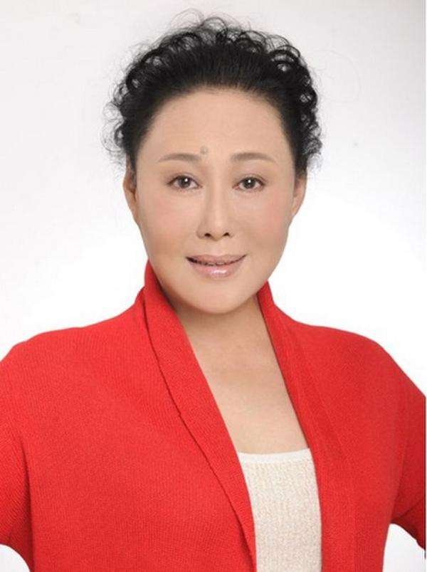 斯琴高娃在《二十五个孩子一个爹》中饰演谁？