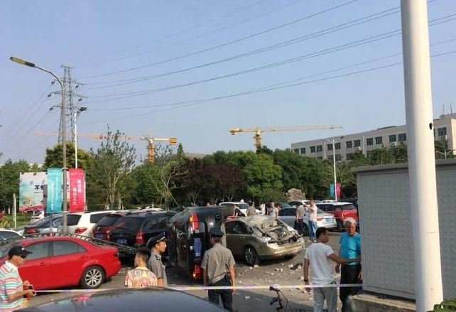 大连通报宝马故意冲撞人群，肇事者系报复社会，肇事者到底该怎么罚？