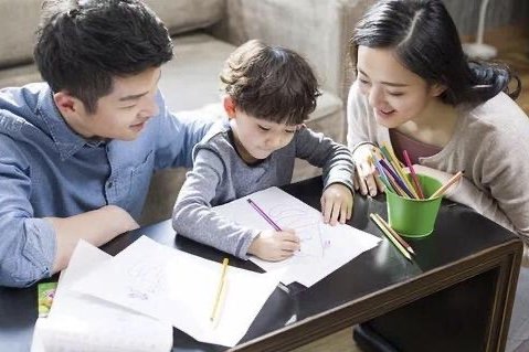 刘德华自曝教女儿做作业被气得直骂人，辅导孩子作业真的不容易吗？