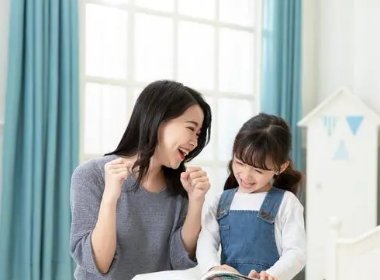 外出打工妈妈回家，孩子飞奔迎接，孩子对妈妈的爱有多深呢？