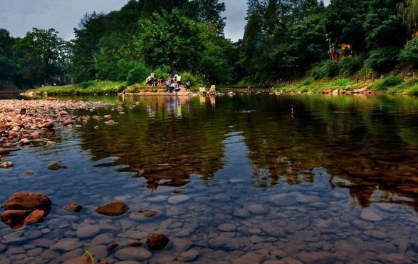 河水哗哗地流着改为拟人句。