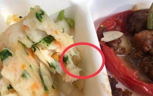 因顾客点外卖吃出头发，店长带员工剪寸头发红包补偿，店长有权这么做吗？