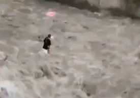 彭州山洪致7人死亡，铁护栏网被破坏，是谁把铁丝弄坏的？