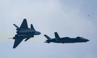 歼-20双机分离上升滚转，贴近实战！哪些细节值得关注？