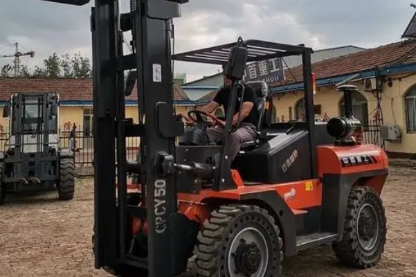 叉车培训学费是多少钱？