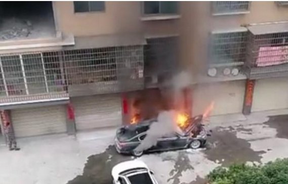 新人借宝马结婚为何豪车被烧成空壳？