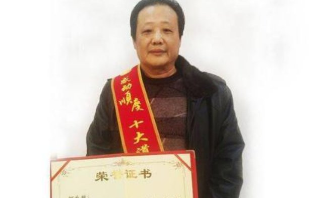 四川一老赖被评为区级道德模范，是根据什么评选的？