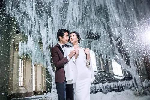 新人在冬季拍婚纱照，婚纱里面下身应该穿什么？