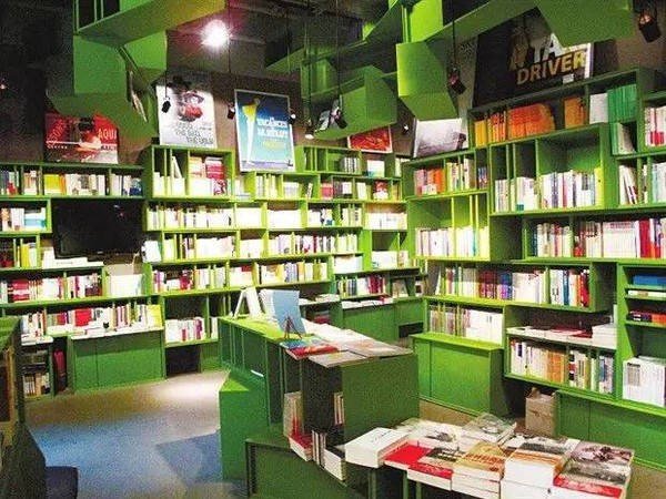 北大女硕士辞去高管职务转行直播卖书，一路走来经历了哪些坎坷？