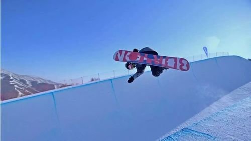 张可欣意外摔倒后坚强站起，全场响起掌声，她身上有着怎样的体育精神？