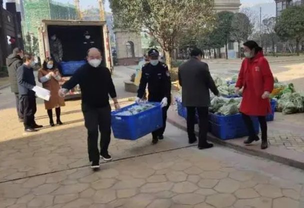 装修夫妻滞留在上海业主家一根萝卜吃两顿，疫情下如何保障底层人员的生活？