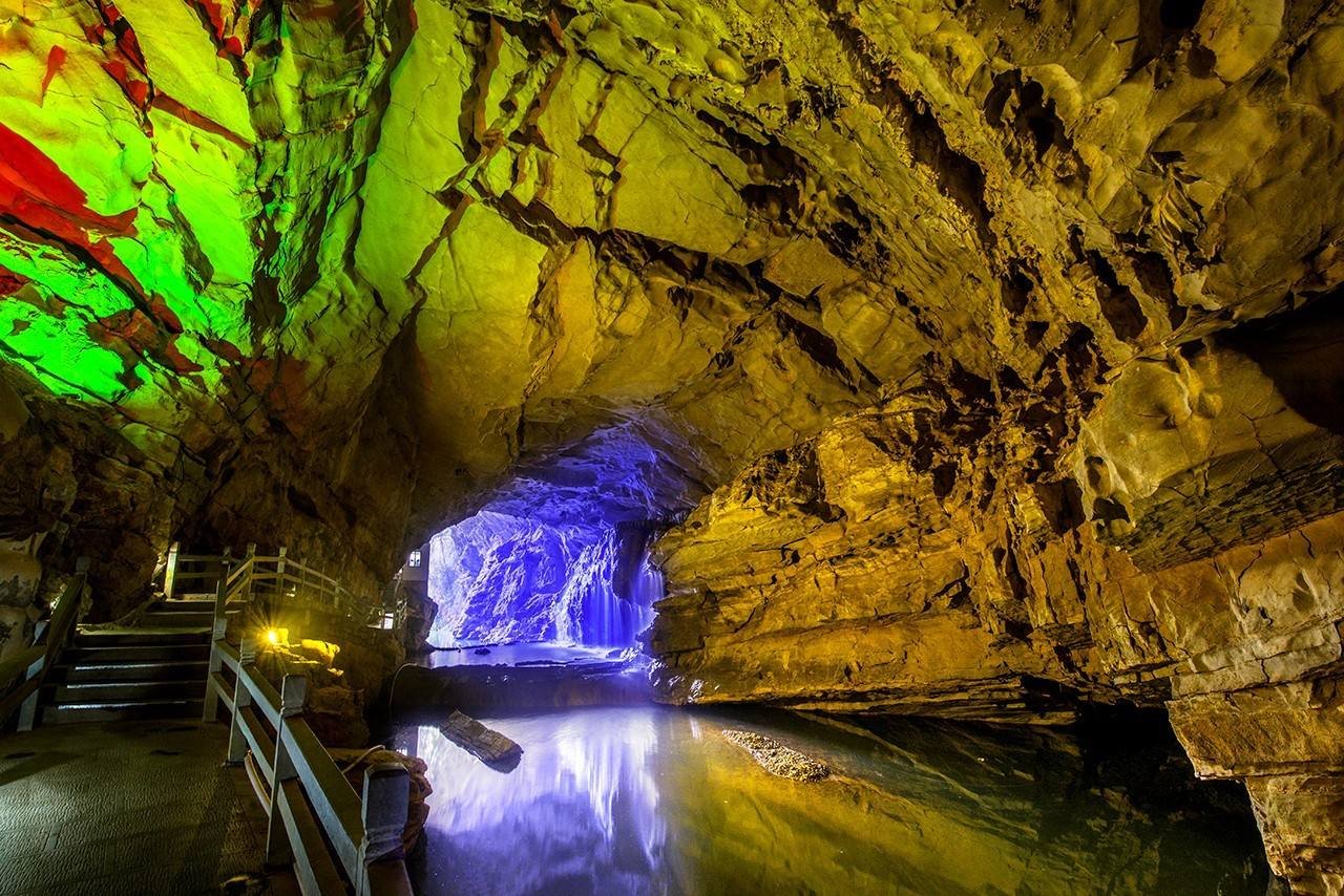 请你说一说溶洞中的钟乳石和石笋是怎样形成的?