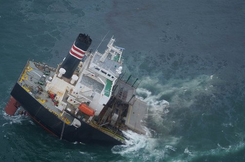 200米长巴拿马籍货船在日本近海断成两半，是否有造成人员伤亡的情况？