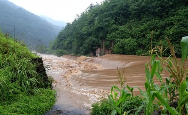 山洪遇难小伙原计划次日办婚礼，救人者：特别无力！那种情形为何不能施救？