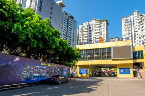 你如何看待63岁女保洁被四川警察学院学生打骨折这件事？