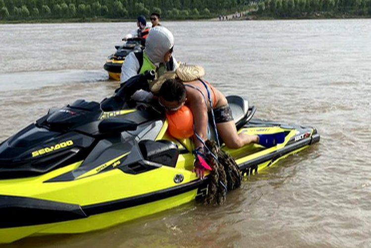 江苏镇江一男子为回老家竟用一块木板横渡长江，此男子为何会这样回家？