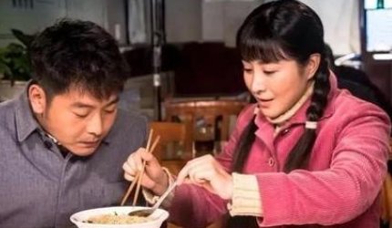 央视热播剧《我哥我嫂》主要讲述了什么内容?