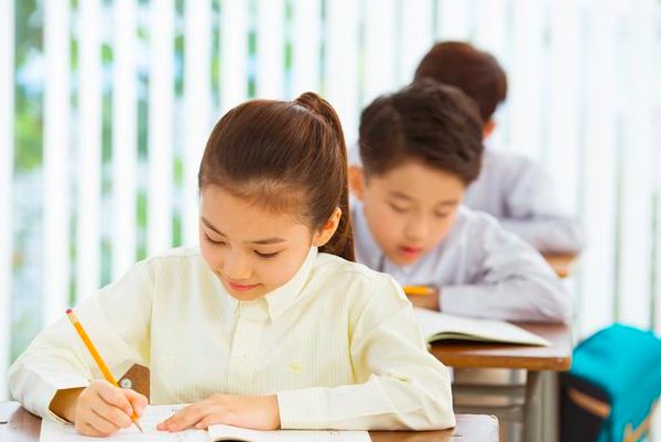 四年级用开绿灯造句子。？