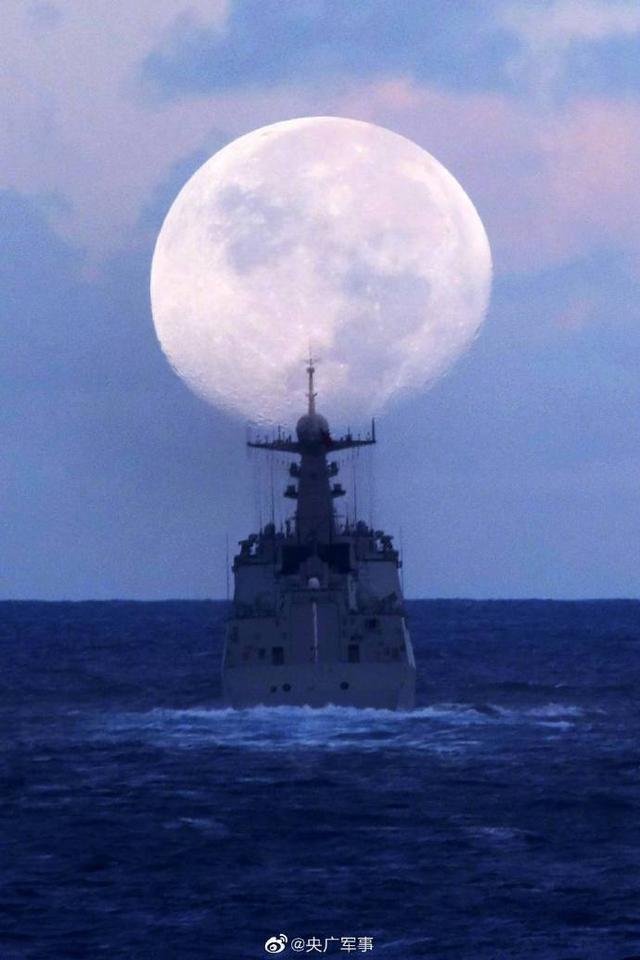 你觉得海军护航官兵在亚丁湾拍的月亮好看吗？