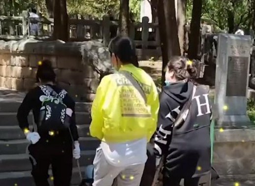 4名女子抬残疾好友登泰山，你如何看待这4名女子的行为?