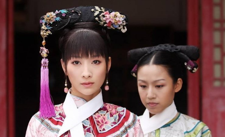 《甄嬛传》甄嬛至死不知,曹琴默为何扔了肚兜留下蜜和香呢?