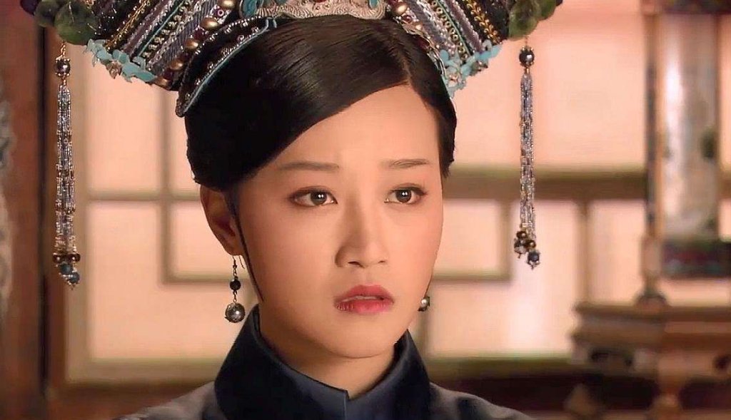 《甄嬛传》甄嬛至死不知,曹琴默为何扔了肚兜留下蜜和香呢?