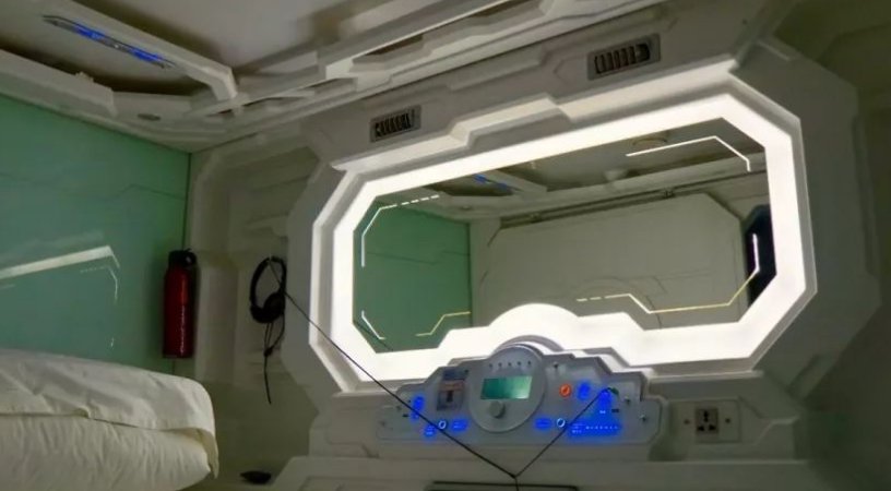 太空舱离地球的距离是多少？