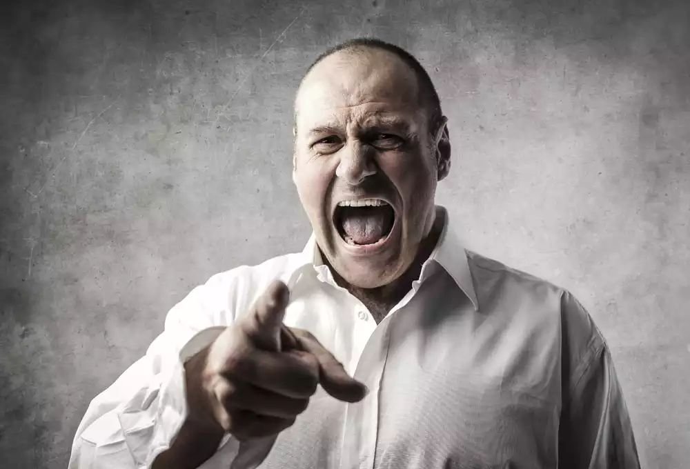 为什么有些异性会不自觉的碰我的肩膀？