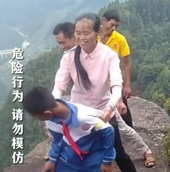 危险！多人踩悬崖边巨石用力摇晃，这样的场景有多可怕。