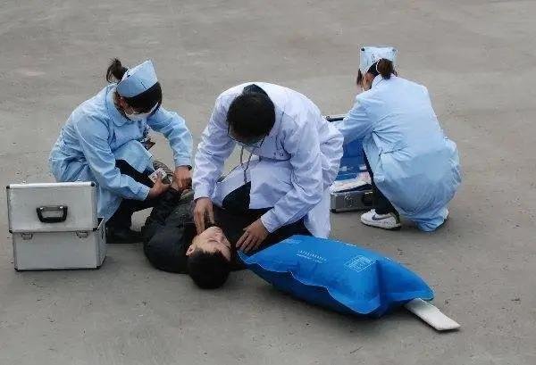 男子在家中突发心跳停止，医生持续心肺复苏1个小时，男子是否已恢复心跳？